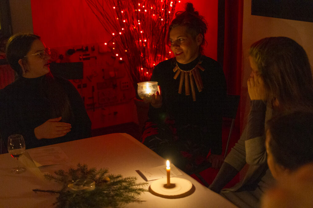 Spotkanie przy stole świątecznym przy blasku świec