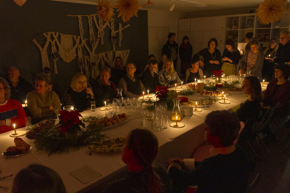 Spotkanie przy stole świątecznym przy blasku świec