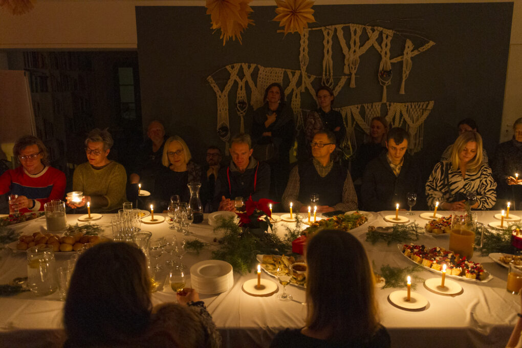 Spotkanie przy stole świątecznym przy blasku świec