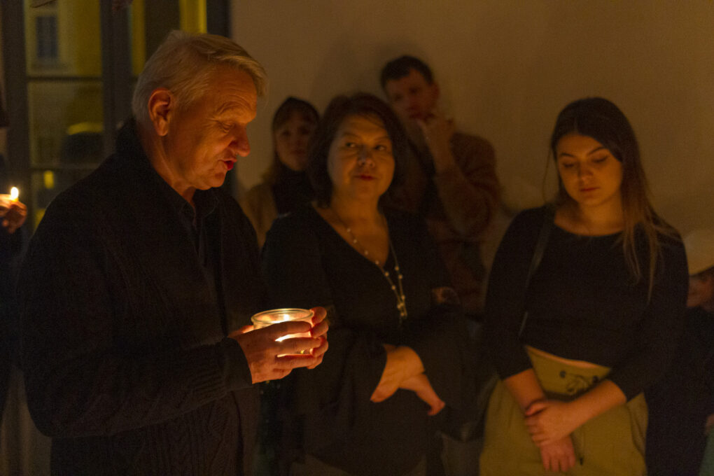 Spotkanie przy stole świątecznym przy blasku świec