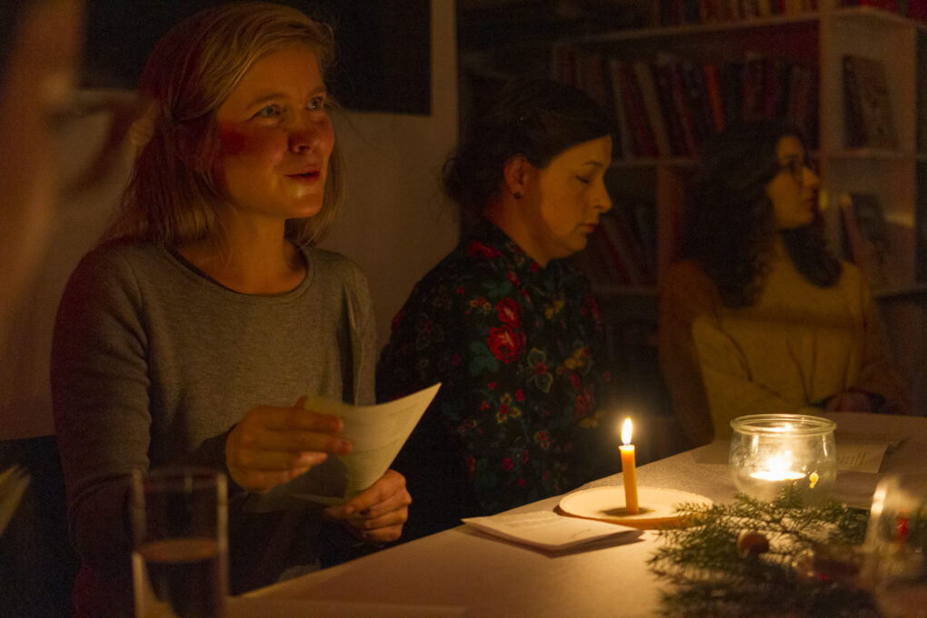 Spotkanie przy stole świątecznym przy blasku świec