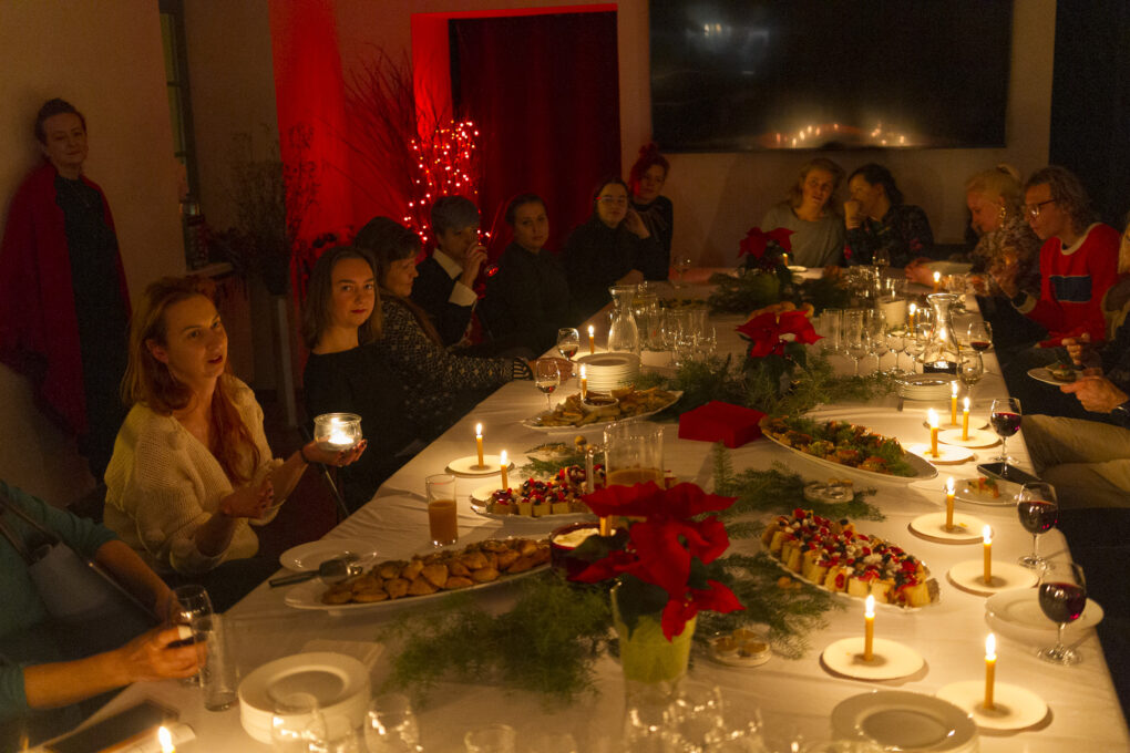 Spotkanie przy stole świątecznym przy blasku świec