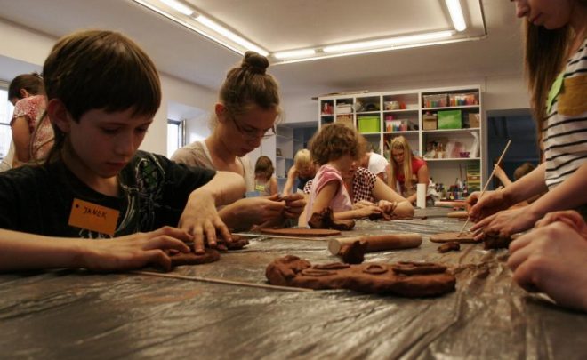 LENA CEGŁOWSKA – Warsztaty Rodzinne – dwudniowe warsztaty ceramiczne „Sytuacje dialogowe – maski ceramiczne”