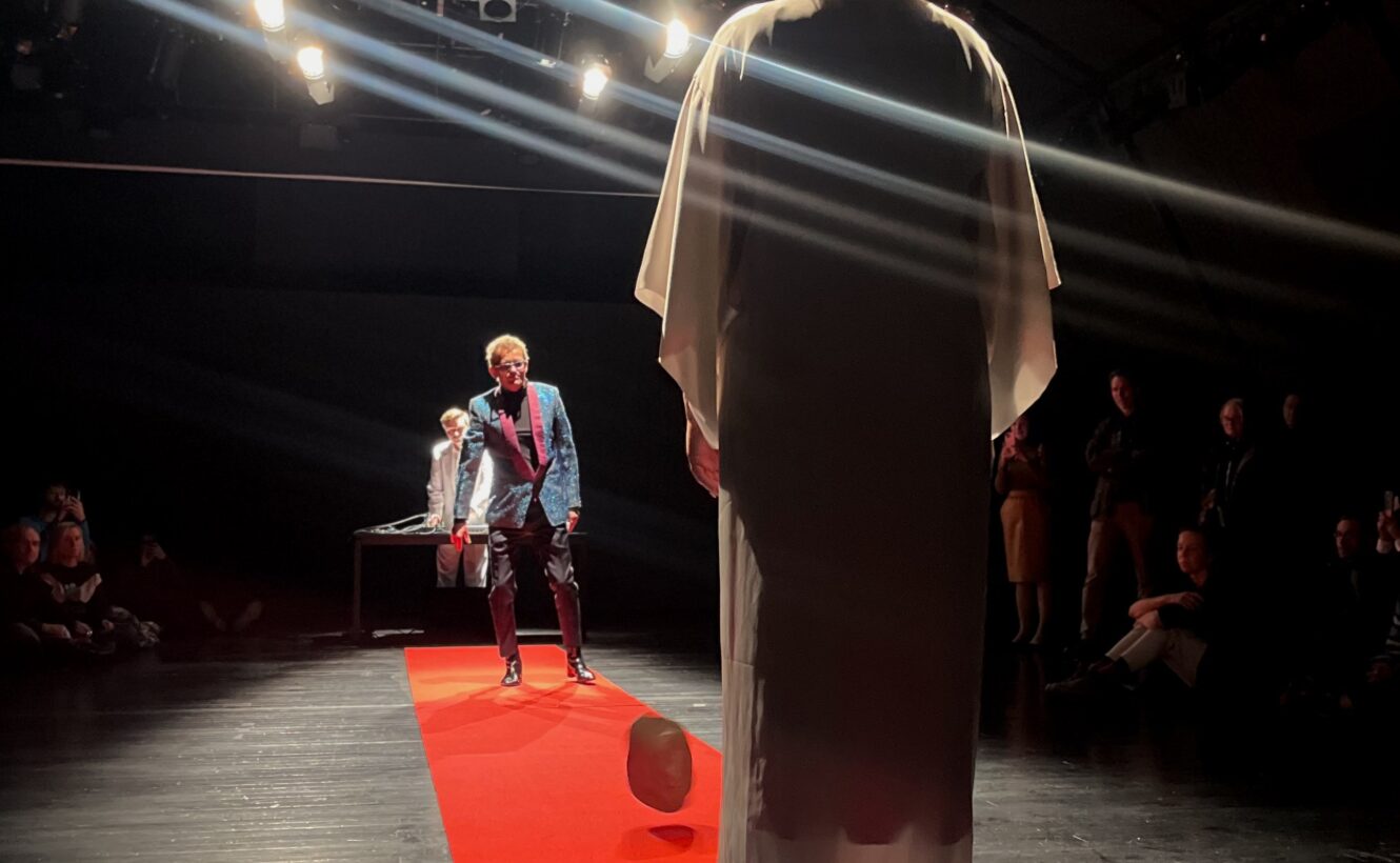 Performance Oskara Dawickiego, Joanny Halszki Sokołowskiej i Huberta Zemlera podczas finisażu wystawy „Arsenał 60! O kolekcjonowaniu, kolekcji i miłości do Arsenału”