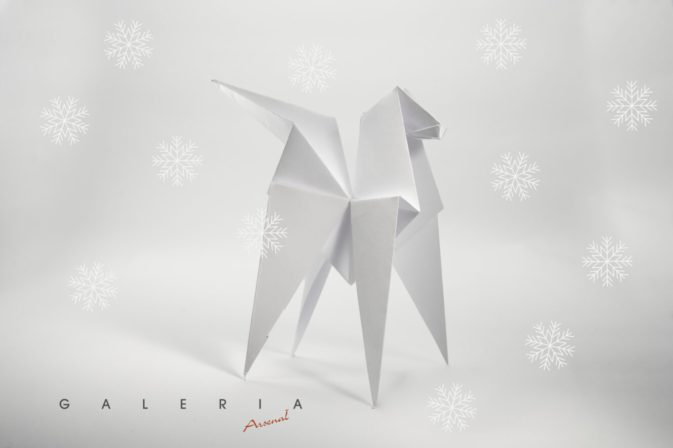 zrobiona z papieru figurka origami w kształcie konia, w lewym dolnym rogu logotyp galerii arsenał, szare tło a na nim śnieżne gwiazdki