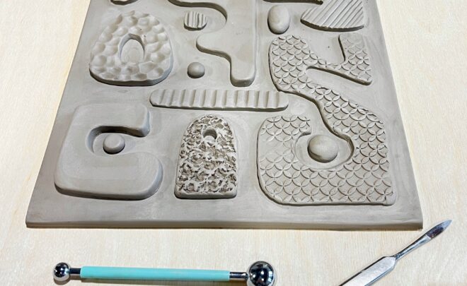 Warsztaty ceramiczne dla osób Głuchych i słabosłyszących „Reliefowe płytki dekoracyjne” tłumaczone na PJM