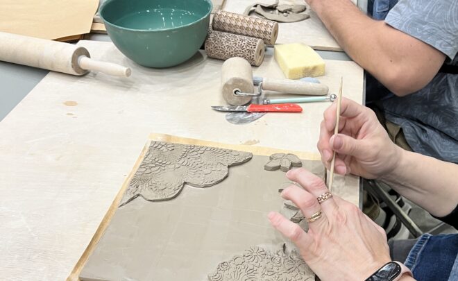 Warsztaty ceramiczne „Reliefowe płytki dekoracyjne”